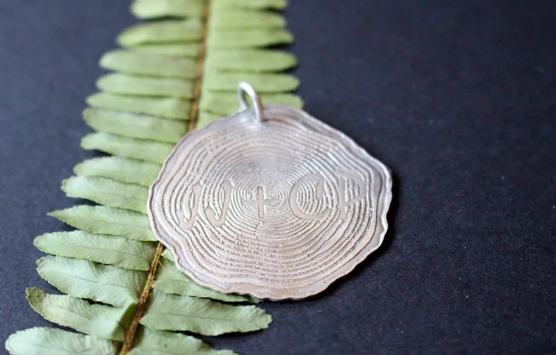 A jamais, pendentif mémoire gravée dans les cernes du temps en argent