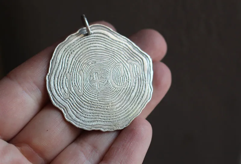 A jamais, pendentif mémoire gravée dans les cernes du temps en argent