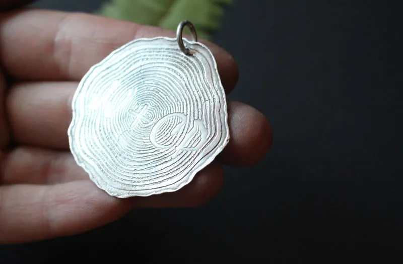 A jamais, pendentif mémoire gravée dans les cernes du temps en argent