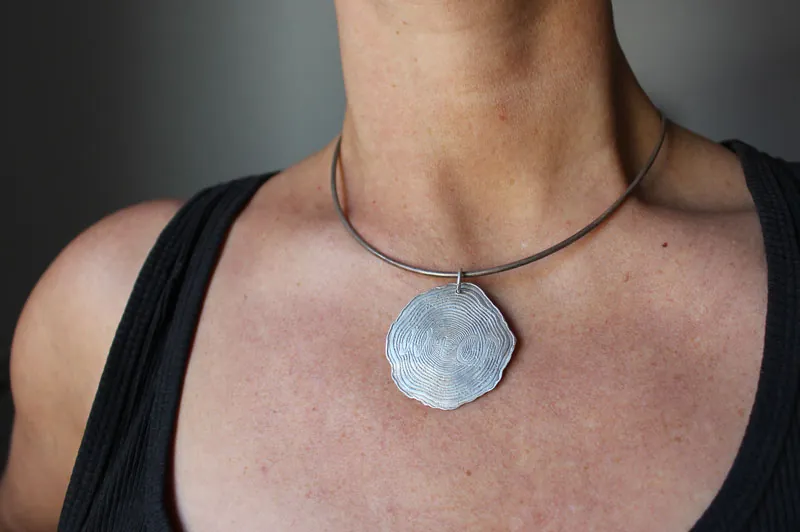 A jamais, pendentif mémoire gravée dans les cernes du temps en argent