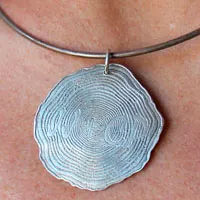 A jamais, pendentif mémoire gravée dans les cernes du temps en argent