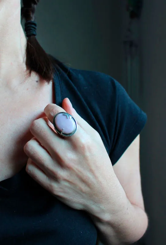 A l’aube du printemps, bague saison de renouveau en argent et opale rose