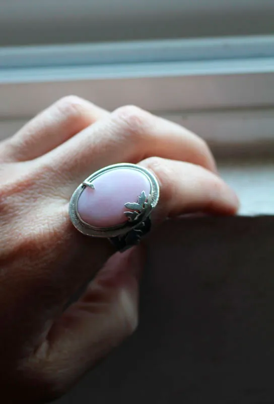 A l’aube du printemps, bague saison de renouveau en argent et opale rose