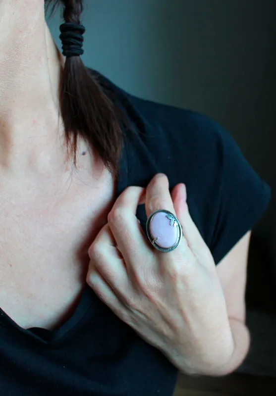 A l’aube du printemps, bague saison de renouveau en argent et opale rose