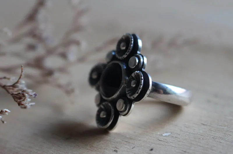 A l’ombre du prunier en fleur, bague nature en argent et améthyste