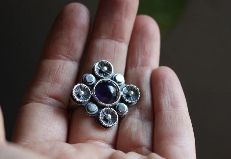 A l’ombre du prunier en fleur, bague nature en argent et améthyste