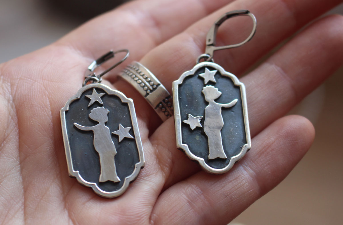 A mille milles, boucles d&rsquo;oreilles silhouette du petit prince en argent
