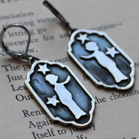 A mille milles, boucles d’oreilles silhouette du petit prince en argent