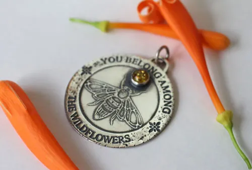 Abeille, pendentif insecte pollinisateur en argent et ambre