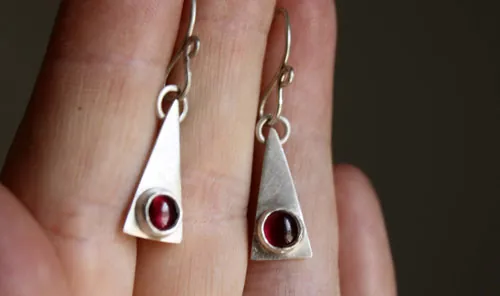 Adasam, boucles d’oreilles triangle en argent et pierre de naissance (grenat, améthyste, aigue-marine, pierre de lune, onyx, alexandrite, rubis, péridot, saphir, opale, citrine, turquoise)