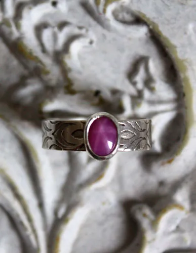 Adélaïde, bague médiévale en argent et saphir rose étoilé