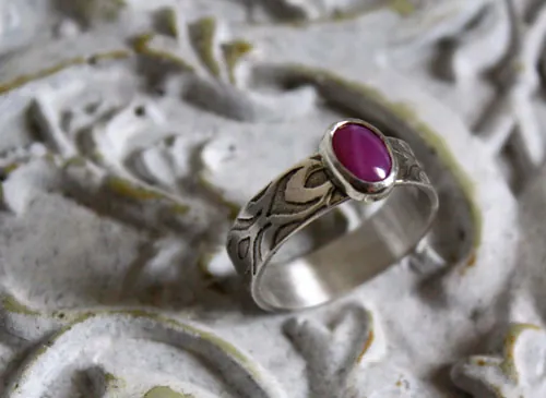 Adélaïde, bague médiévale en argent et saphir rose étoilé