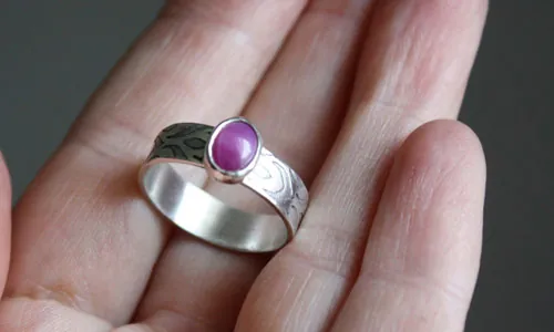 Adélaïde, bague médiévale en argent et saphir rose étoilé