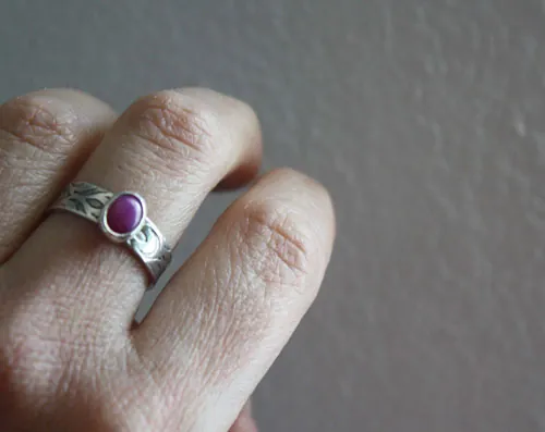 Adélaïde, bague médiévale en argent et saphir rose étoilé