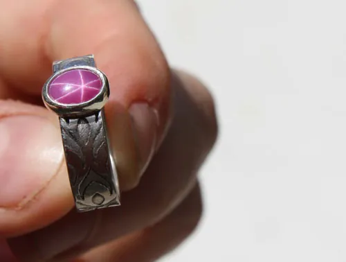 Adélaïde, bague médiévale en argent et saphir rose étoilé