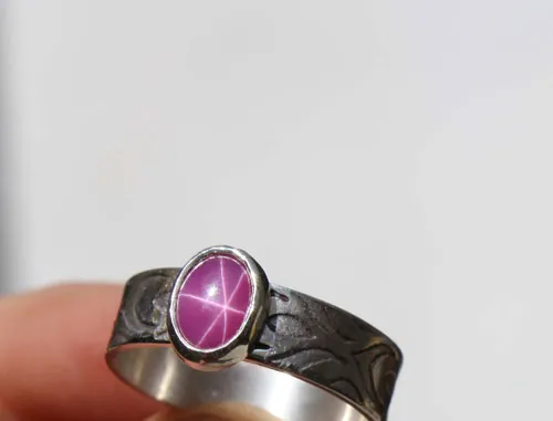 Adélaïde, bague médiévale en argent et saphir rose étoilé
