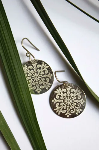Alixia, boucles d’oreilles baroque et fleur-de-lys en argent