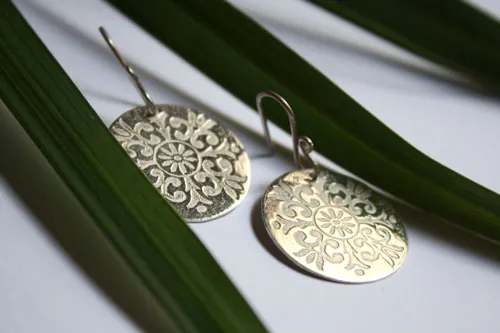 Alixia, boucles d’oreilles baroque et fleur-de-lys en argent
