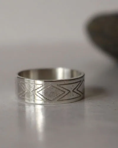 Alliance personnalisée, bague de mariage sur mesure en argent