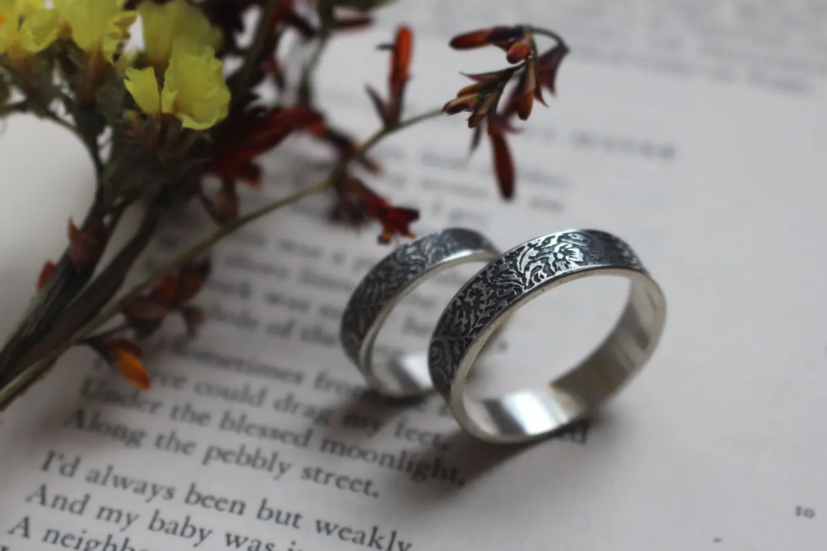 Alliance fougère et coquelicot, bague rencontre botanique en argent