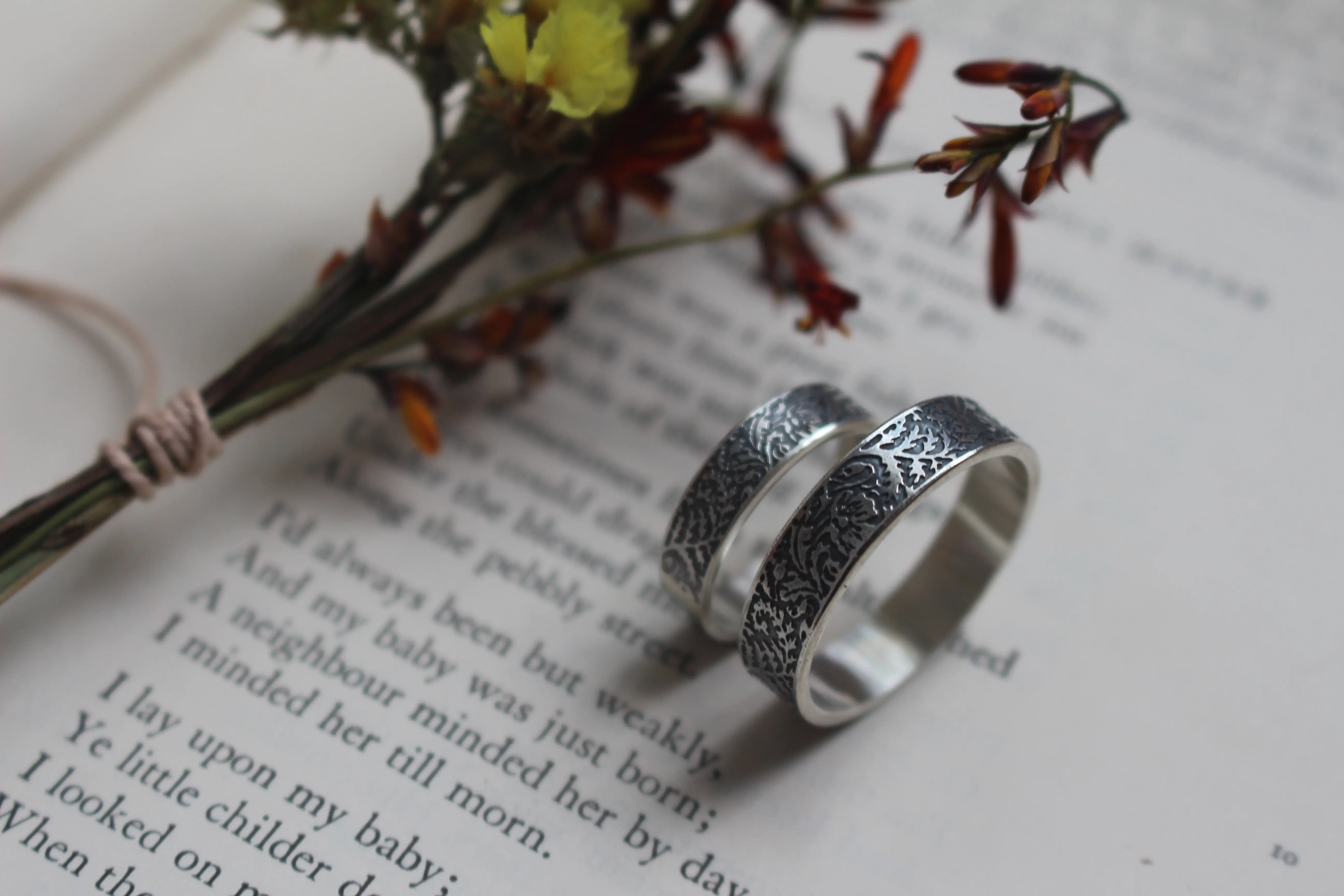 Alliance fougère et coquelicot, bague rencontre botanique en argent