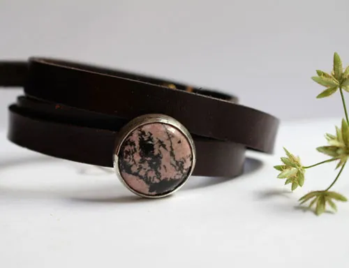 Almut, bracelet noblesse médiévale en argent, laiton, cuir et rhodonite