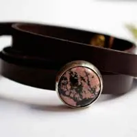 Almut, bracelet noblesse médiévale en argent, laiton, cuir et rhodonite