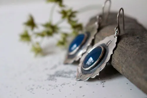 Ama, boucles d’oreilles eau amérindienne en argent et agate bleue