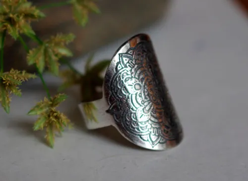 Anoki, bague mandala de fleurs en argent