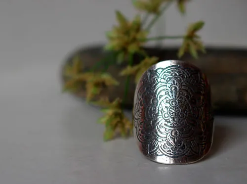Anoki, bague mandala de fleurs en argent