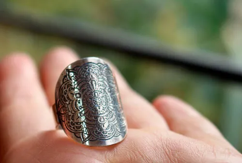Anoki, bague mandala de fleurs en argent