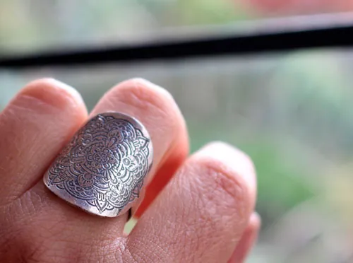 Anoki, bague mandala de fleurs en argent