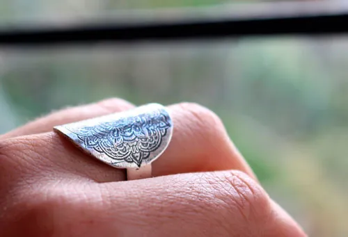 Anoki, bague mandala de fleurs en argent