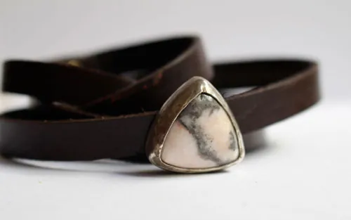 Ansfried, bracelet paix et victoire en argent, laiton, cuir et rhodonite