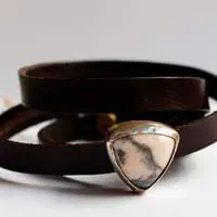 Ansfried, bracelet paix et victoire en argent, laiton, cuir et rhodonite
