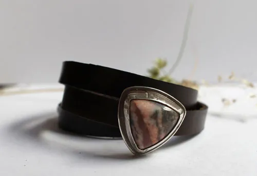 Answald, bracelet règne médiéval en argent, laiton, cuir et rhodonite
