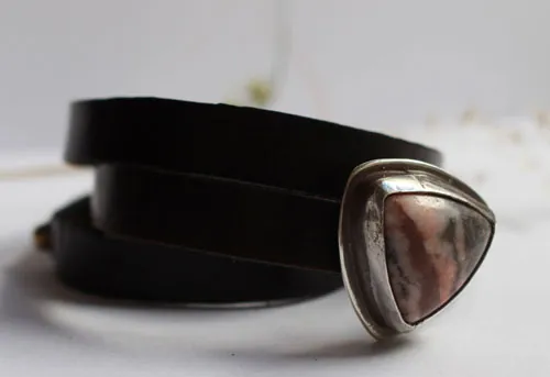 Answald, bracelet règne médiéval en argent, laiton, cuir et rhodonite
