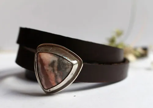 Answald, bracelet règne médiéval en argent, laiton, cuir et rhodonite