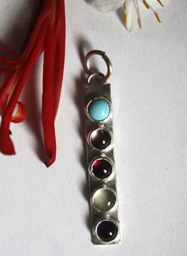 Anuha, pendentif famille pierres de naissance en argent, turquoise, alexandrite, améthyste, grenat et aigue-marine