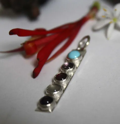 Anuha, pendentif famille pierres de naissance en argent, turquoise, alexandrite, améthyste, grenat et aigue-marine