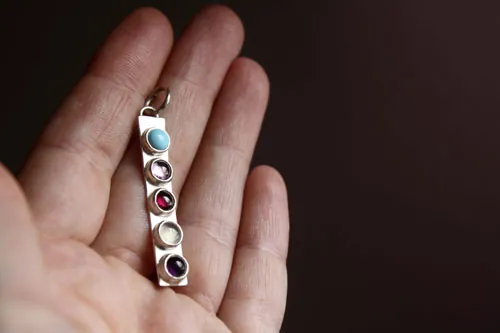 Anuha, pendentif famille pierres de naissance en argent, turquoise, alexandrite, améthyste, grenat et aigue-marine