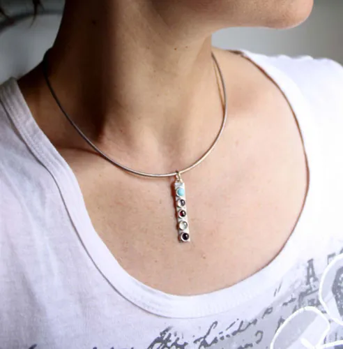 Anuha, pendentif famille pierres de naissance en argent, turquoise, alexandrite, améthyste, grenat et aigue-marine