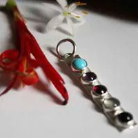 Anuha, pendentif famille pierres de naissance en argent, turquoise, alexandrite, améthyste, grenat et aigue-marine