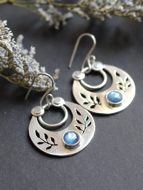 Après le crépuscule, boucles d’oreilles feuilles nocturnes en argent et disthène