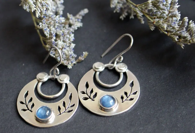 Après le crépuscule, boucles d’oreilles feuilles nocturnes en argent et disthène
