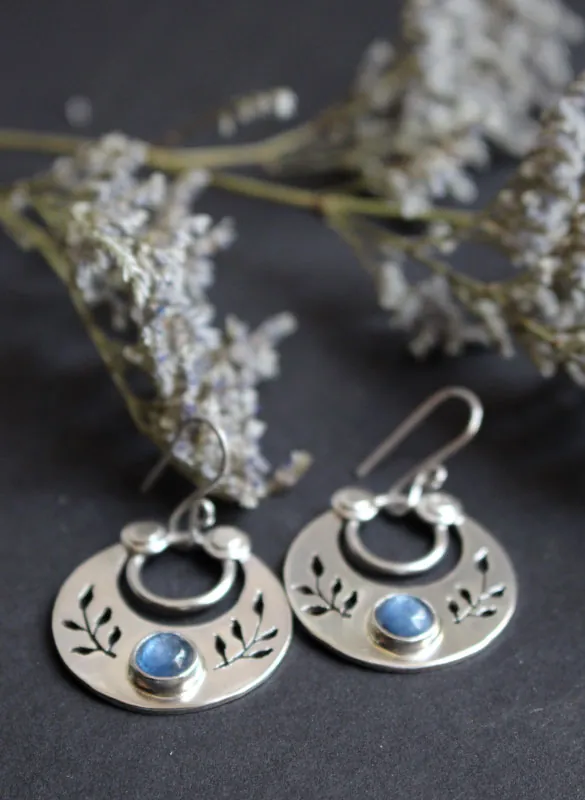 Après le crépuscule, boucles d’oreilles feuilles nocturnes en argent et disthène