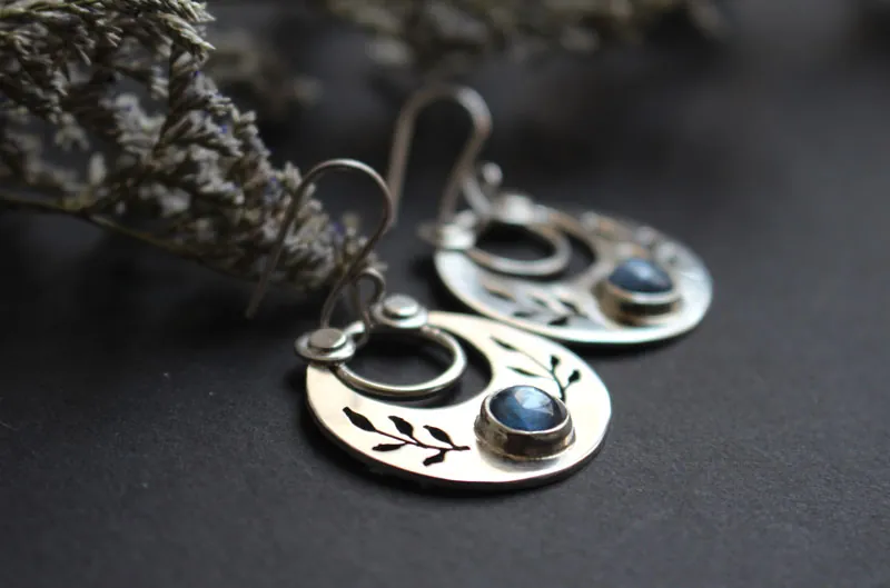 Après le crépuscule, boucles d’oreilles feuilles nocturnes en argent et disthène