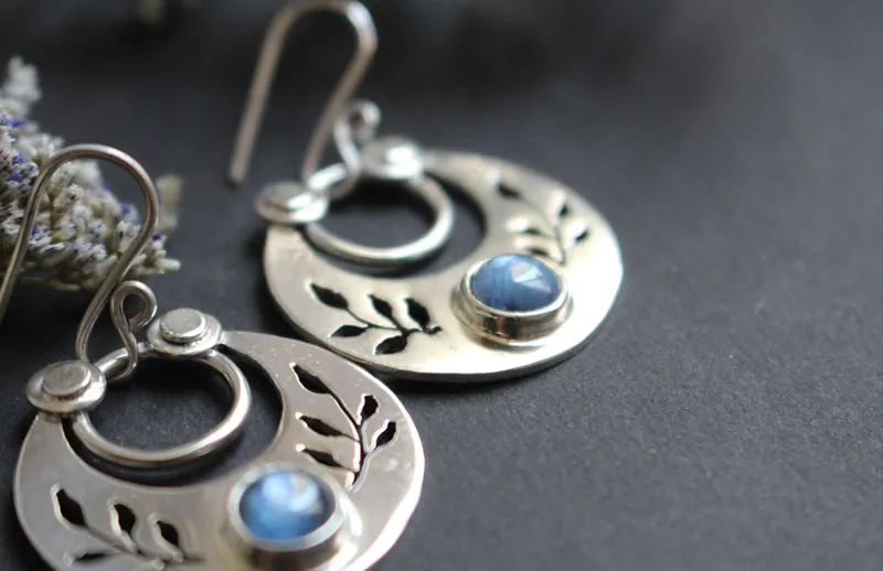 Après le crépuscule, boucles d’oreilles feuilles nocturnes en argent et disthène