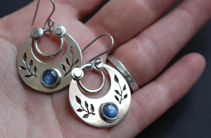 Après le crépuscule, boucles d’oreilles feuilles nocturnes en argent et disthène