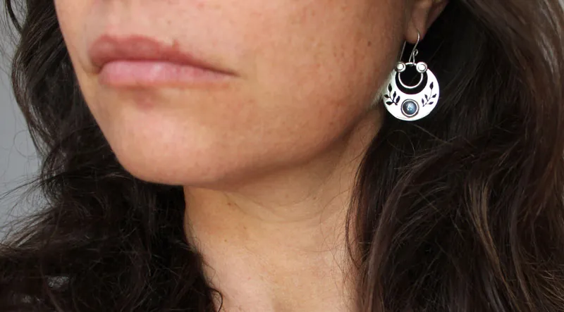 Après le crépuscule, boucles d’oreilles feuilles nocturnes en argent et disthène